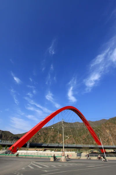 Pont bâtiment paysage sous le ciel bleu — Photo