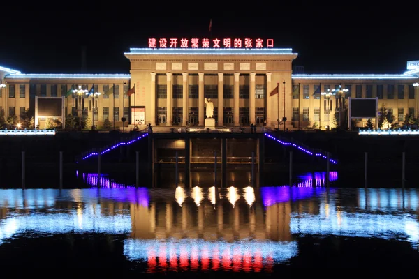 Paysage architectural traditionnel chinois dans l'eau reflètent — Photo