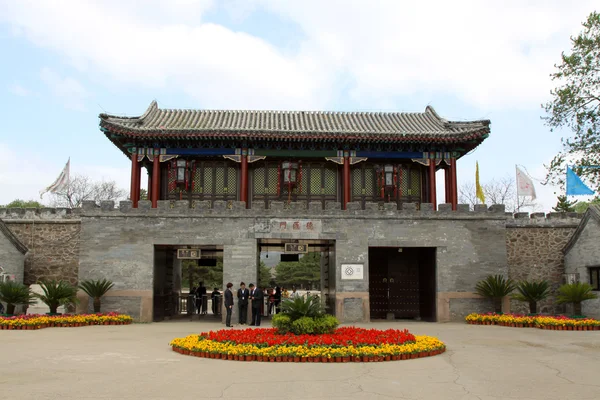 Čínské starobylé budovy brána v parku — Stock fotografie