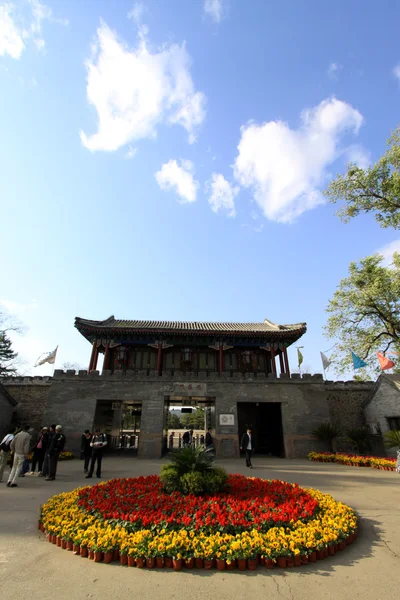 Portão de edifícios antigos da China em um parque — Fotografia de Stock