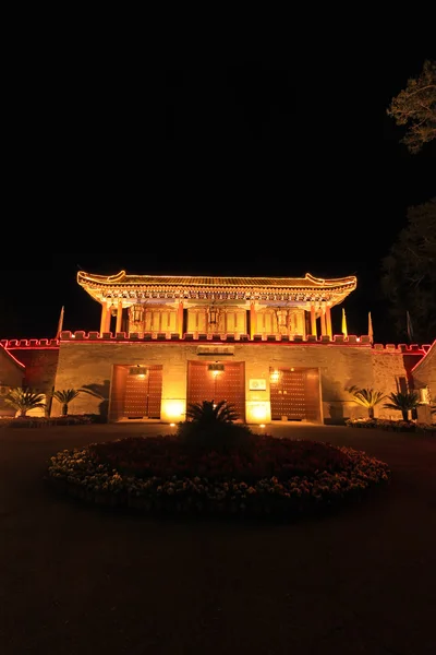 Paysage nocturne, porte des bâtiments anciens de la Chine dans un parc, nord c — Photo