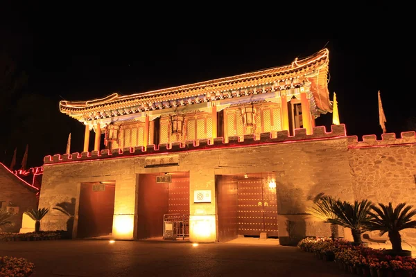 Paysage nocturne, porte des bâtiments anciens de la Chine dans un parc, nord c — Photo