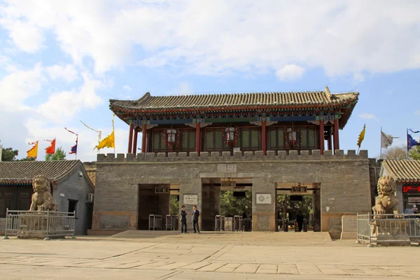 Portão de edifícios antigos da China em um parque — Fotografia de Stock