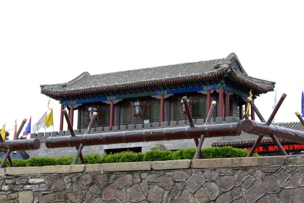 Portão de edifícios antigos da China em um parque — Fotografia de Stock