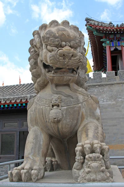 Lion de pierre, artisanat traditionnel chinois ancien — Photo