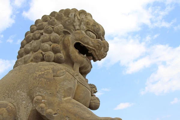 Lion de pierre, artisanat traditionnel chinois ancien — Photo