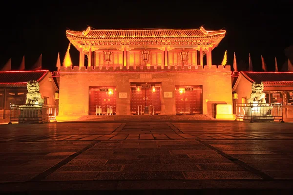 Ancienne architecture traditionnelle chinoise dans la nuit, dans un parc — Photo