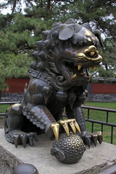 Réz oroszlán működik, hagyományos kínai kert — Stock Fotó
