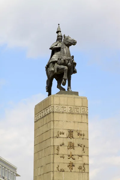 图雕像，在纯色背景中，中国的特写. — 图库照片