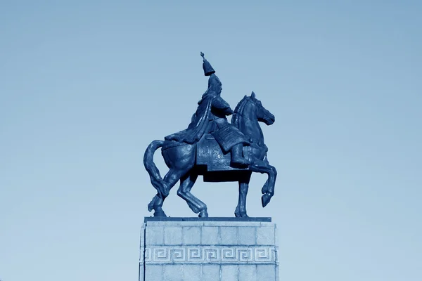 Close-up da estátua figura, em um fundo de cor pura, China . — Fotografia de Stock