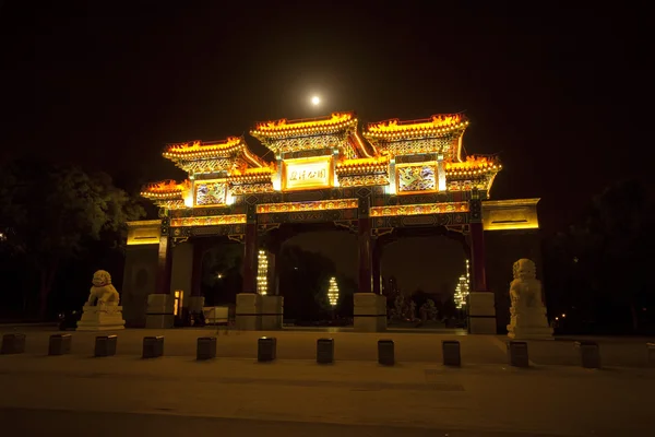 Ancien paysage architectural traditionnel chinois dans un parc à — Photo