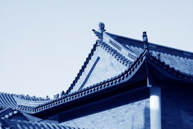 bir parkta mavi gökyüzünün altında bina antika