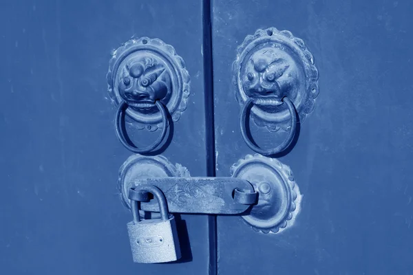 Metal Knocker on the door in the Forbidden City in Beijing, chin — Stock Photo, Image