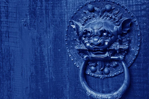 Металлическая голова зверя на дверных панелях в городе Феникс, Китай — стоковое фото