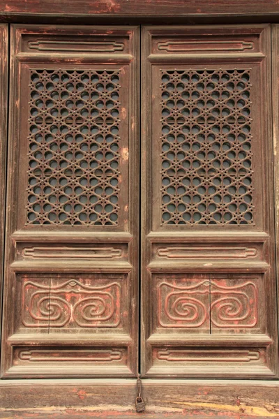 Janelas de madeira e obras de escultura nas tumbas reais orientais de — Fotografia de Stock