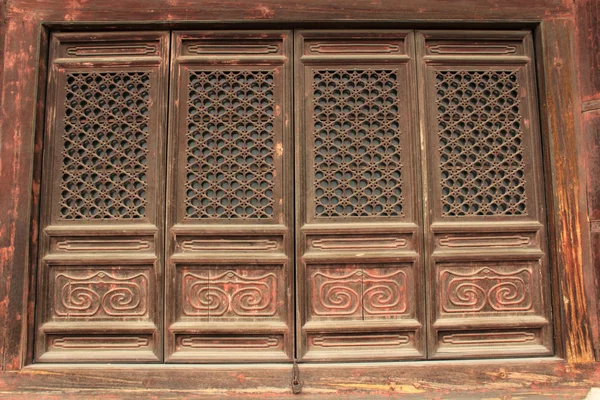 Ventanas de madera y obras de escultura en las Tumbas Reales del Este de t — Foto de Stock