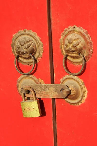 베이징에서 자금성에 문을 두 들기는 사람 금속, 턱 — 스톡 사진