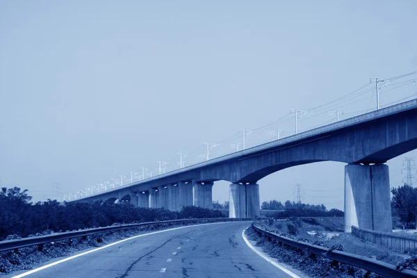 Rychlostní silnice a viadukt — Stock fotografie