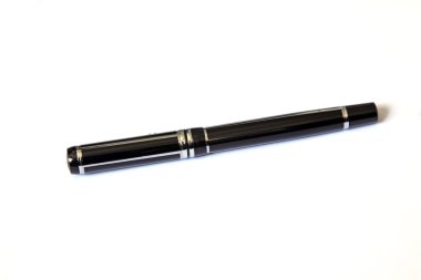 beyaz kağıt üzerinde siyah kalem