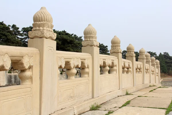 enfes köprü korkuluk, qing Halikarnossos, Doğu kral mezarları