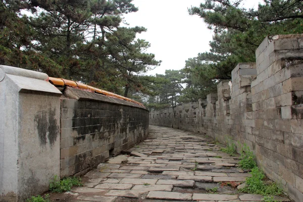 Пейзаж архитектуры стен в восточных королевских гробницах Ци — стоковое фото