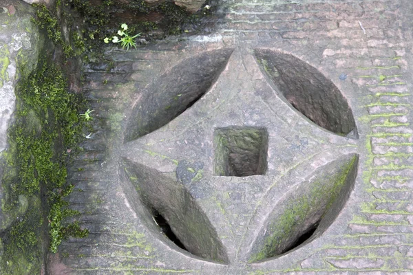 Desagüe de piedra en la calle en el Condado de Phoenix, China — Foto de Stock