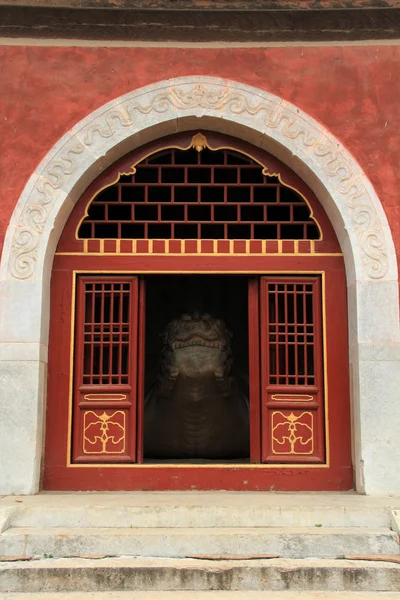 Puertas del pabellón sintoísta, paisaje de arquitectura antigua china — Foto de Stock