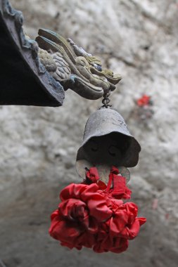 bir tapınak, Çin saçak üzerinde paslı çanları