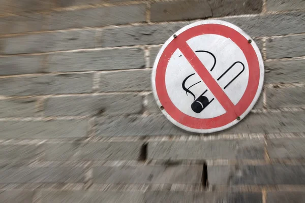 No smoking sign on the broken wall — Stock Photo, Image