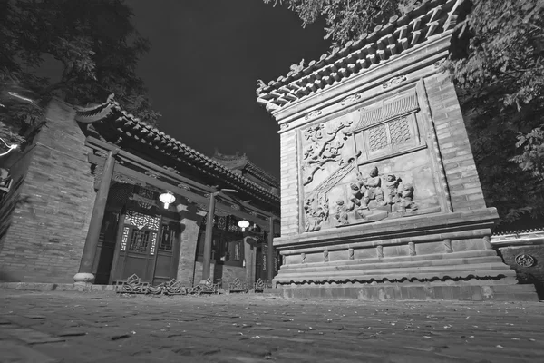 Antiguo paisaje arquitectónico tradicional chino por la noche, en — Foto de Stock