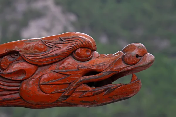 Tête de dragon en bois dans un temple, Chine du Nord — Photo
