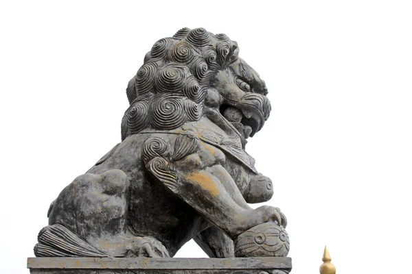 Löwenschnitzerei auf weißem Hintergrund, Nordchina — Stockfoto