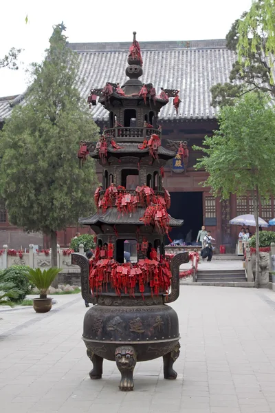 Queimador de incenso coberto com sinal de madeira vermelho, em um templo, China — Fotografia de Stock