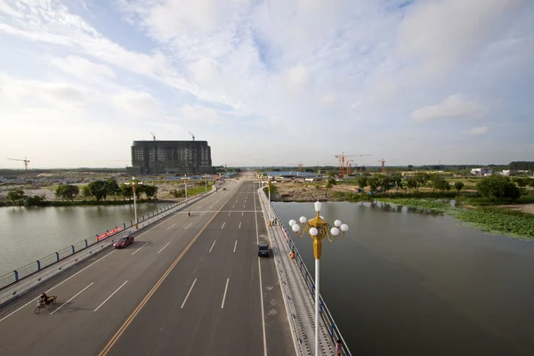 川と中国の青空の下で橋 — ストック写真