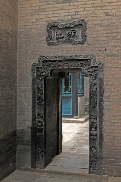 Chinese traditional architectural style courtyard, with the prot — Stock Photo, Image