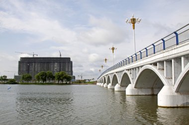 nehir ve mavi gökyüzü, Kuzey Çin'den köprü