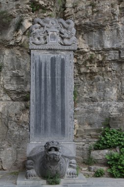 doğal bir bölgede Antik Çin geleneksel tarzı taş tablet,