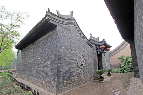 Chinese Traditional architectural style courtyard, with the prot — Stock Photo, Image