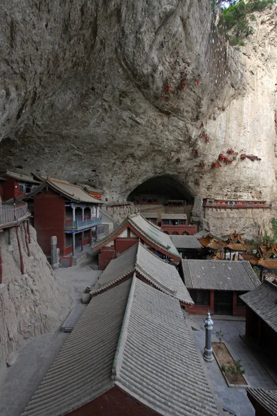 風光明媚なエリアの丘に寺院建築風景, — ストック写真