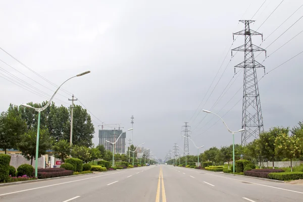 Estradas urbanas e torre de eletricidade — Fotografia de Stock