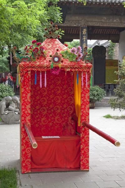 Κόκκινη καρέκλα sedan σε ένα πάρκο, Κίνα — Φωτογραφία Αρχείου
