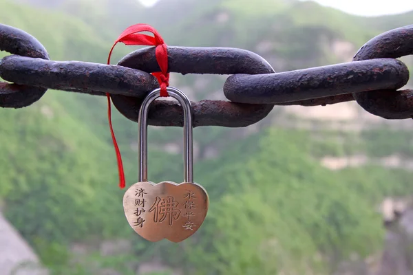 Roestige lock en keten samen, Noord-china — Stockfoto