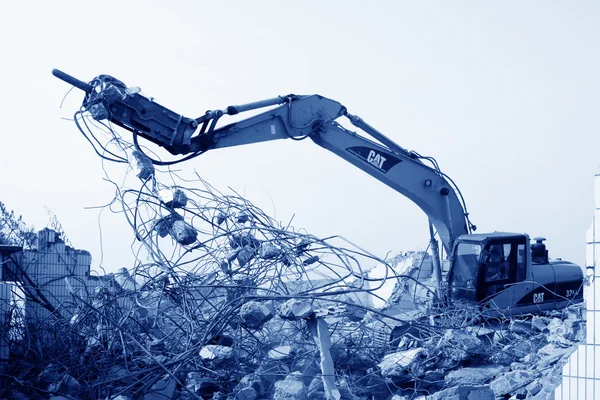 Excavator in the construction debris clean up site — Stock Photo, Image