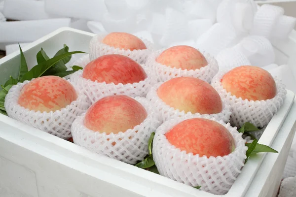Fruit - peaches — Stock Photo, Image