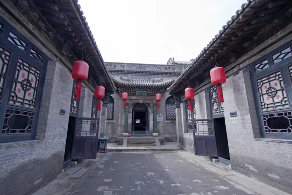 Kinesiska traditionell arkitektonisk stil innergård, med prot — Stockfoto