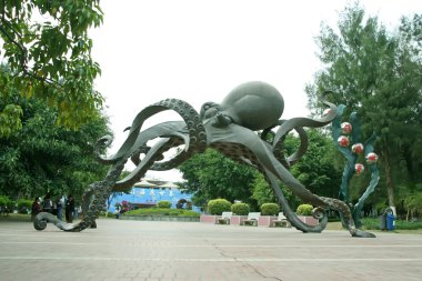 giant octopus sculpture clipart