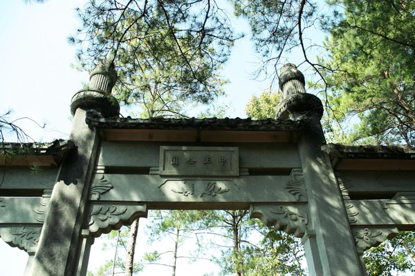 Arco di pietra in un parco, montagna di Wuyi, provincia di fujian, Cina — Foto Stock