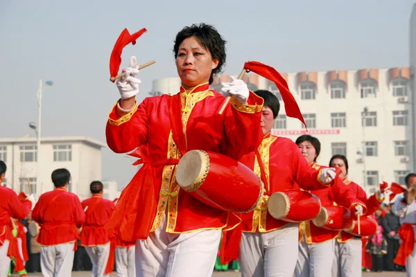 中国で人気の田舎の民俗舞踊「揚高」は — ストック写真
