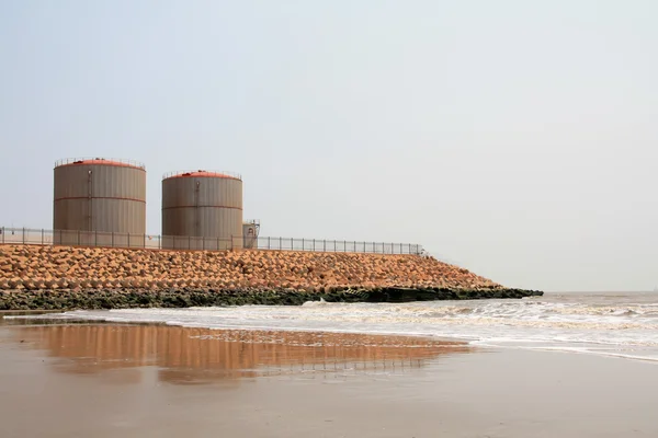 Tanque de armazenamento no terminal de petróleo na China — Fotografia de Stock