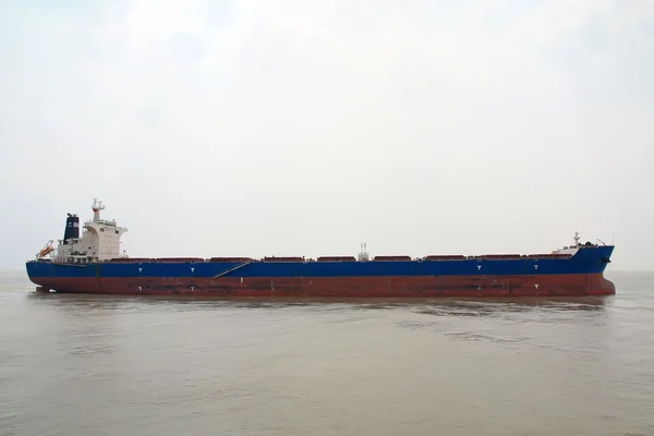 Jätte fartyg i havet i Kina — Stockfoto